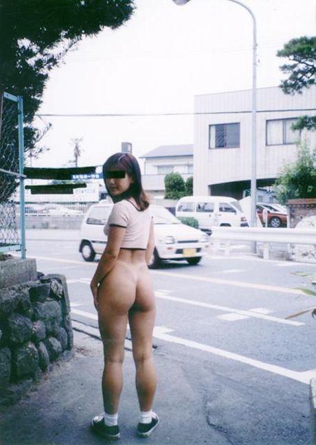 Asian amateur chick strips and shows her curves in the public park