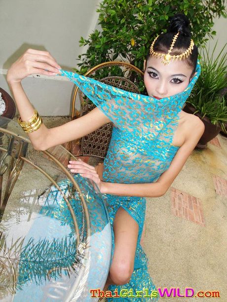 Skinny Thai girl Eaw stripping outdoors to show off her slender body